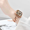 Nahaufnahme eines roségoldenen Edelstahlarmbands für Huawei-Armbänder an einem Handgelenk.