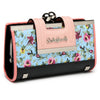 Cartera de mujer con estampado floral rosa y azul, cierre de plata y ribete decorativo de cuero.