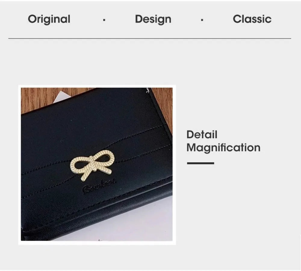 Aumento de detalle de una cartera de tarjeta de cuero PU negro plegable con logotipo trenzado dorado.