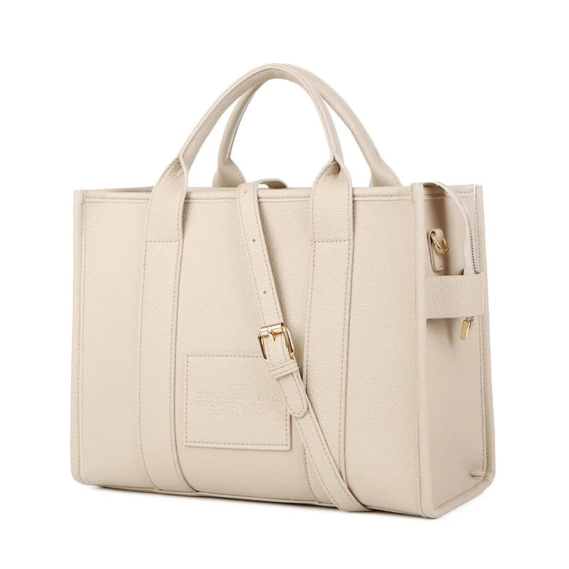 Sac tote de luxe en PU beige avec garniture en cuir beige clair et quincaillerie dorée.