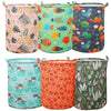 Un ensemble de trois paniers à linge en tissu colorés aux motifs rose, vert et orange.
