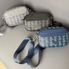 Ein Paar grauer und blauer PU-Leder Herren-Crossbody-Taschen wird auf einer flachen Oberfläche präsentiert.