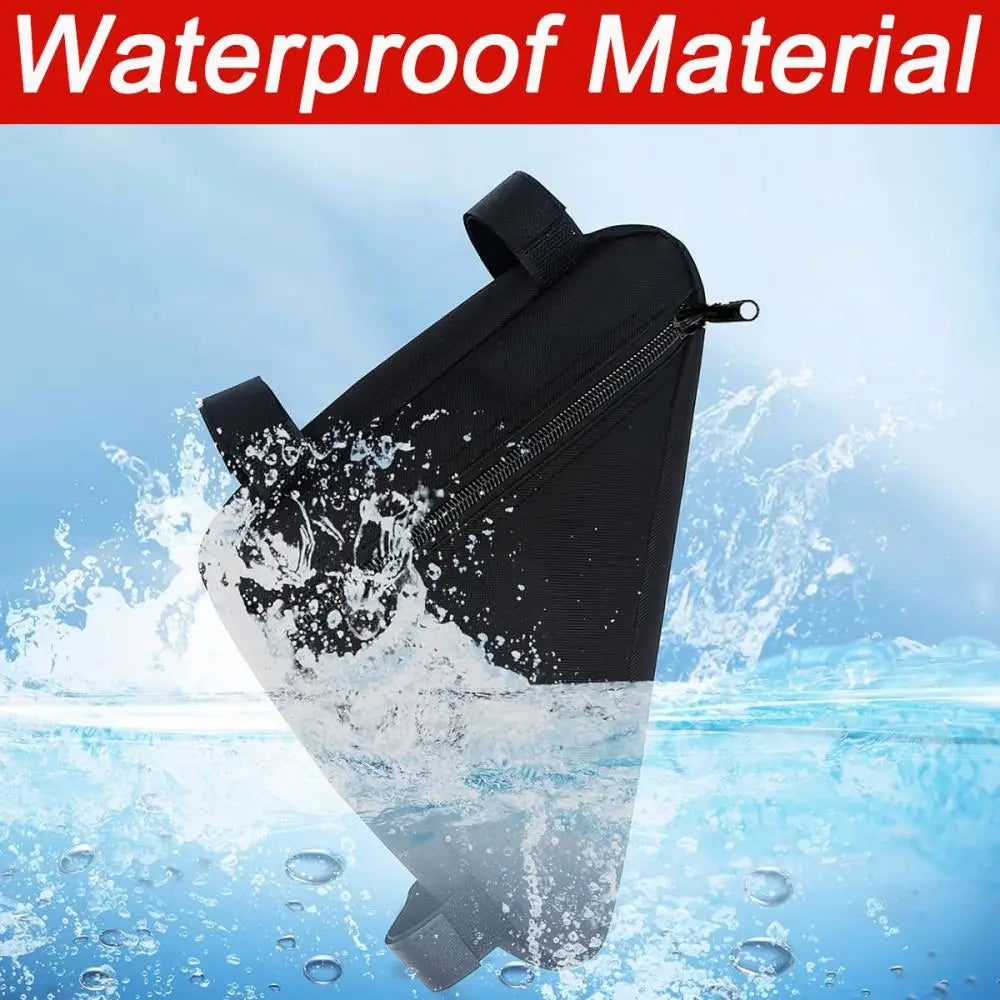 Una bolsa de almacenamiento para cuadro de bicicleta negra y impermeable siendo salpicada por agua.