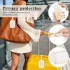 Une femme porte un sac en cuir marron et une valise jaune, montrant des étiquettes de bagage personnalisées A et B.