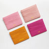Trois porte-cartes en cuir véritable rose et magenta avec initiales gravées