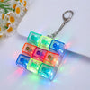 Clé-pendant macaron LED coloré avec plusieurs cubes translucides et couleurs néon.