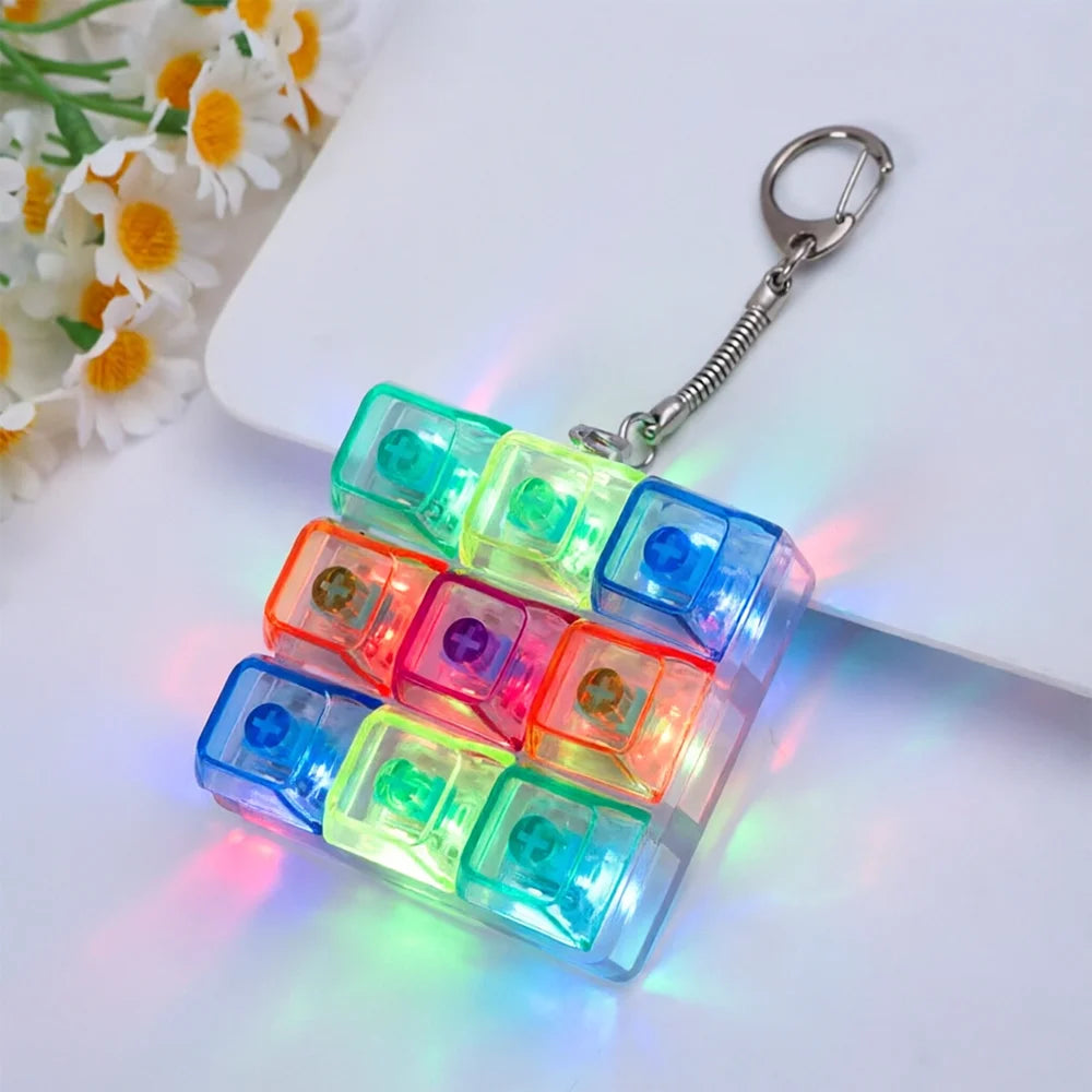 Clé-pendant macaron LED coloré avec plusieurs cubes translucides et couleurs néon.