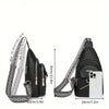 Schwarze Kunstleder-Crossbody-Tasche mit gemustertem Riemen in Profilansicht.