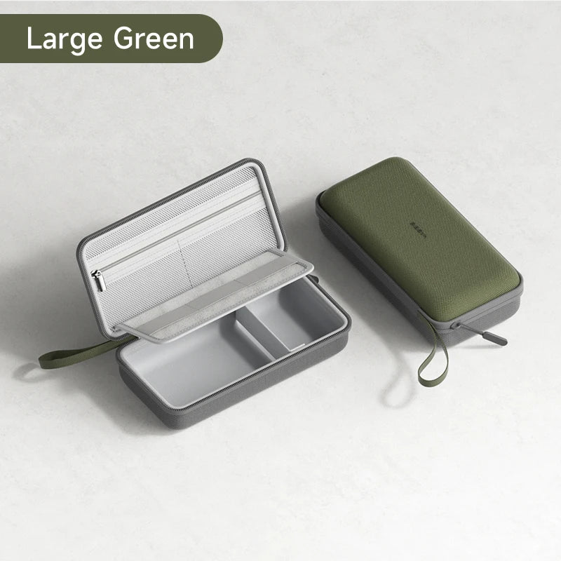 Bolsa portátil verde grande para organizar cables con tapa abierta mostrando compartimentos internos.