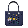 Grand sac de plage en caoutchouc EVA bleu marine imperméable avec poignée noire et petites décorations colorées.