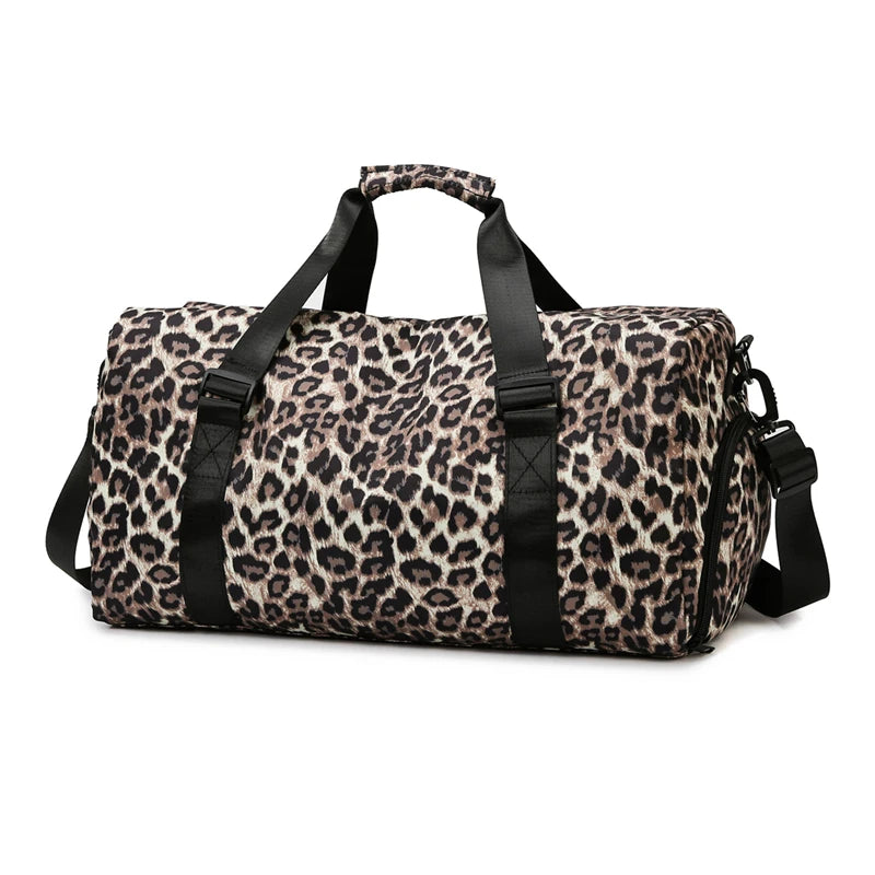 Maleta de viaje tipo duffel con estampado de leopardo, correas negras y compartimento para zapatos.