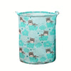 Panier à linge en tissu bleu clair décoré de petits visages d'ours et de nuages.