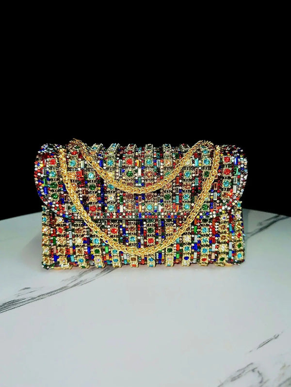 Glitzerndes Strass-Abendclutch mit goldener Diamantkette.