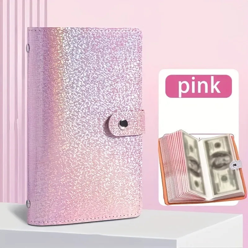 Un carnet rose pailleté avec une boucle argentée et une pile de dollars américains à côté.