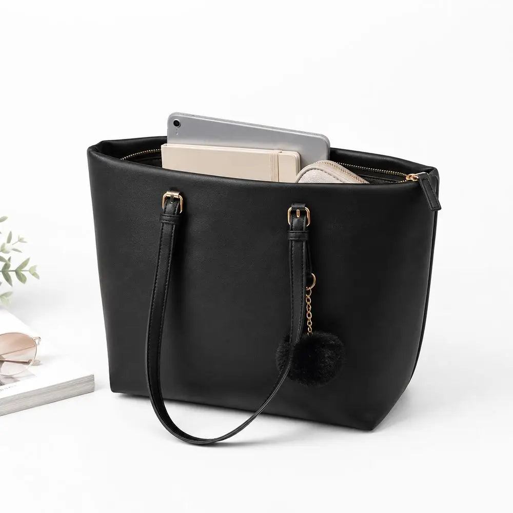 Bolso tote de cuero sintético negro con un teléfono claro y un dije de cadena dorada