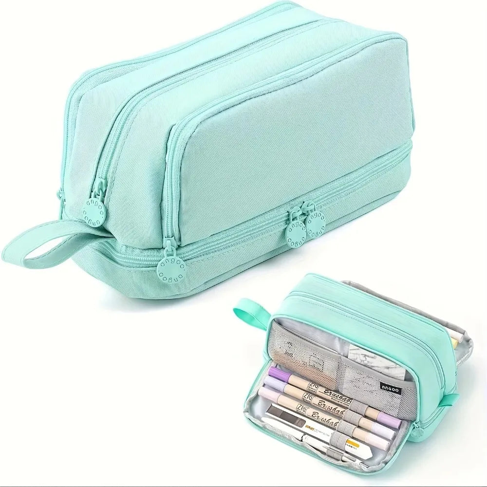 Étui à crayons vert menthe grande capacité multi-compartiments avec zip et accents décoratifs.