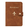 Porte-passeport en cuir marron avec le mot PASSPORT gravé et un petit logo d'avion.