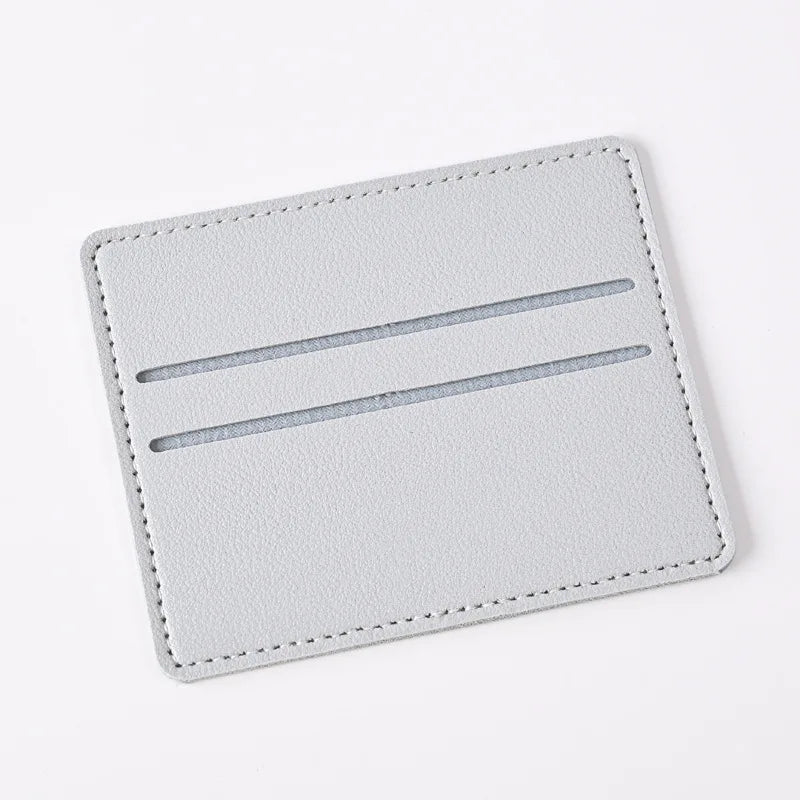 Porta tarjetas de cuero PU blanco con dos ranuras horizontales.