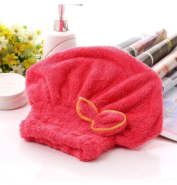 Lazo de microfibra rojo brillante para el cabello y toalla de baño con acento amarillo.