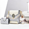 Sac bandoulière rose géométrique en similicuir avec chaîne dorée et charm moelleux blanc