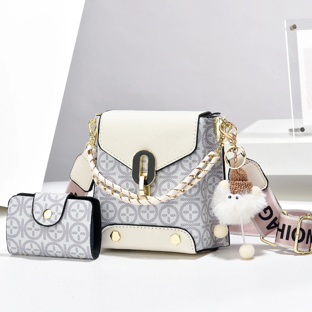 Sac bandoulière rose géométrique en similicuir avec chaîne dorée et charm moelleux blanc