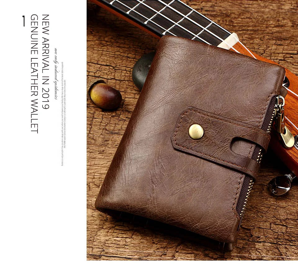 Braunes Leder-Bifold-Wallet liegt auf Holzoberfläche neben einem Gitarrenhals.