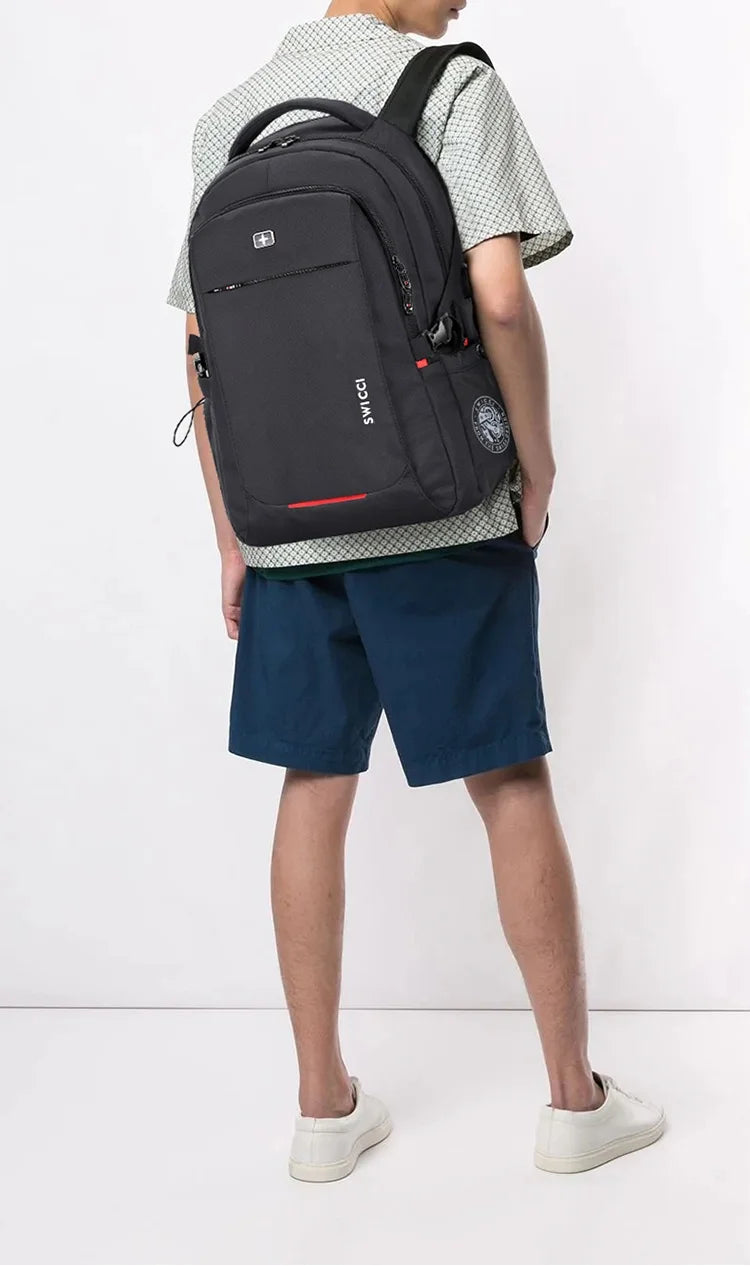 Une personne porte un sac à dos d'ordinateur noir suisse anti-vol et un short bleu marine.