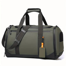 Grand sac de voyage en toile olive foncé avec sangles et accents noirs.