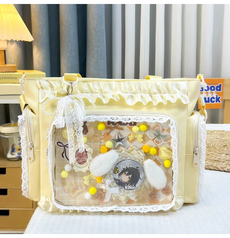 Bolso cruz de hombro de encaje Y2K amarillo con detalles dorados y pompones blancos peludos.