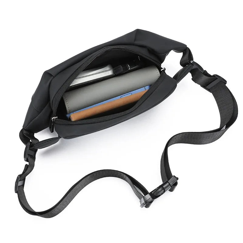 Schwarze minimalistische Lauf-Bauchtasche mit grauer Innenausstattung und braunem Futter.