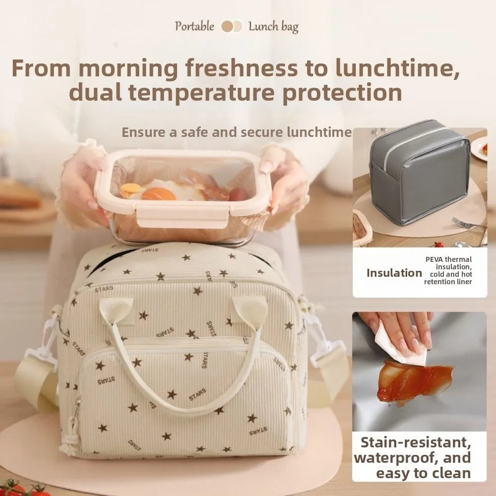 Une sacoche de déjeuner beige clair portable est tenue, révélant des aliments dans la compartiment ouverte.