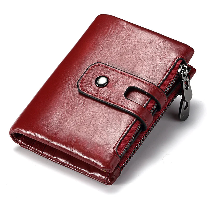 Dicke, bordeauxrote Retro-Ledertasche für Herren, abgebildet in diagonaler Perspektive.