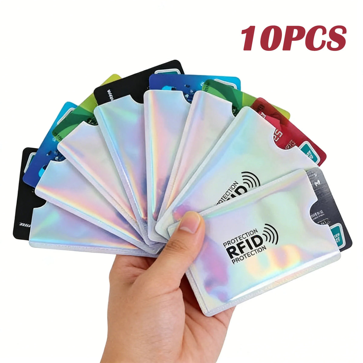 Una mano sostiene varias fundas de tarjetas RFID bloqueadoras y coloridas para protección.