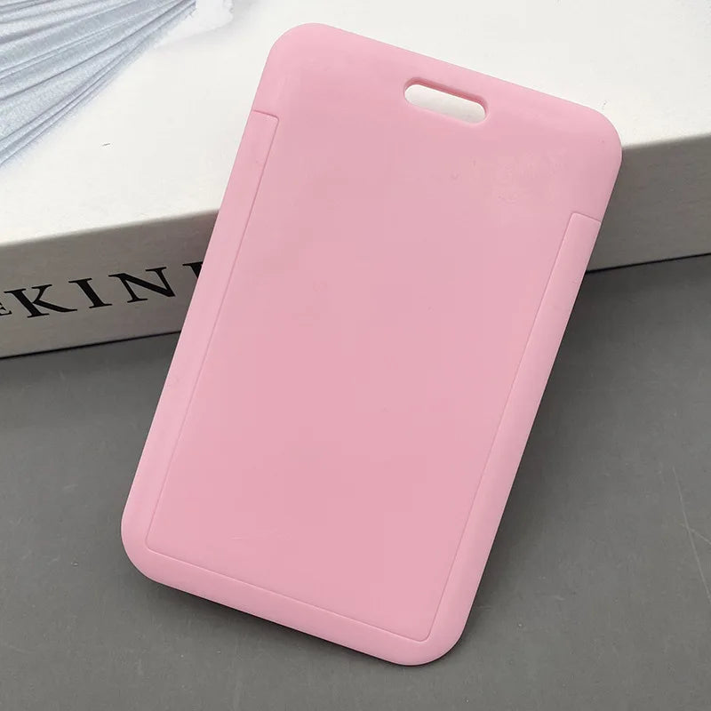 Pinker Premium-ID-Kartenhalter mit Verpackung auf grauem Untergrund
