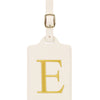 Étiquette de bagage rectangulaire en cuir beige clair avec une lettre E dorée brodée et une boucle métallique argentée.