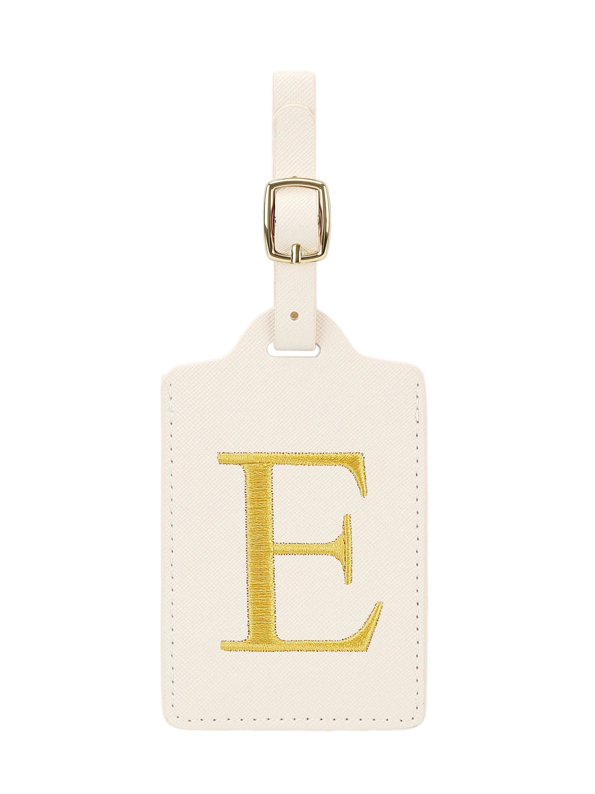 Étiquette de bagage rectangulaire en cuir beige clair avec une lettre E dorée brodée et une boucle métallique argentée.