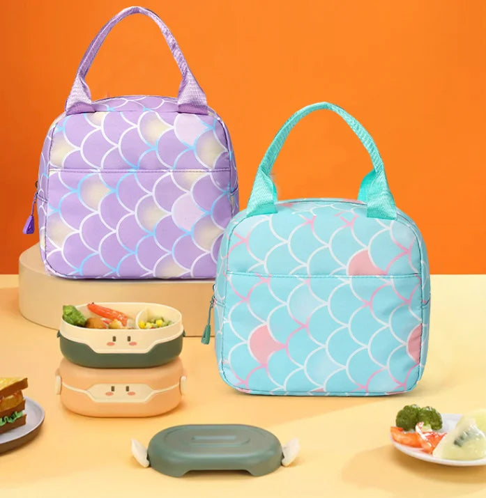 A light blue backpack with a purple scale pattern is shown next to small pink and green storage containers.