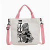 Bolso de tela blanca con ilustración negra de una chica de pelo largo y el texto DEATHLY.