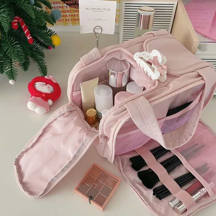 Pinkes Luxus-Organizer-Beutel für Make-up, geöffnet, mit Fächern für Kosmetika und Werkzeuge.