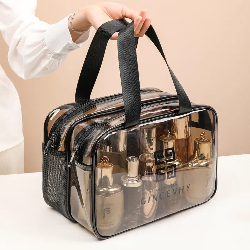 Una bolsa reutilizable transparente con correas negras, sostenida por una mano, mostrando varias botellas de vidrio dentro.