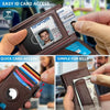 Manos mostrando una cartera de tarjetas marrón para hombre con varias tarjetas y una tarjeta de identificación siendo accedid