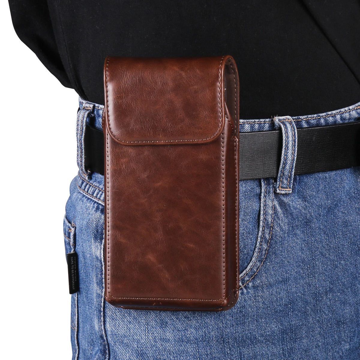 Braun-Ledergürtelclip-Handyhülle und Hüfttasche, befestigt an einer Jeanstasche.