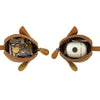 Portefeuille en cuir marron à rabat, contenant de petites pièces métalliques et des objets.