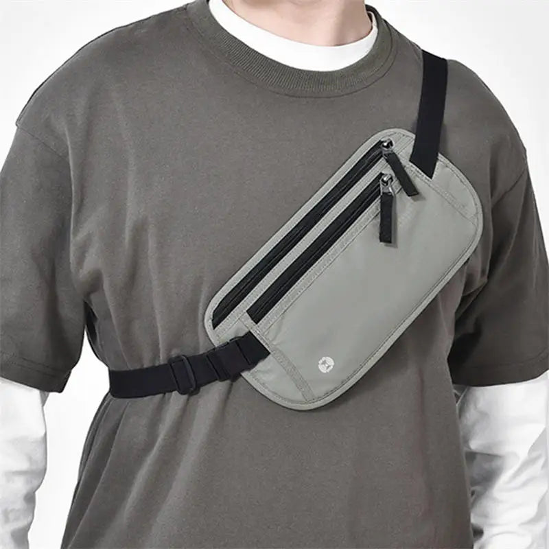 Una camiseta gris con una bolsa para dinero de RFID bloqueante negra adjunta a la camiseta.