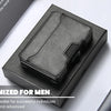 Schwarzes Aluminium-Pop-up-Kartenvorrat für Herren mit Lederfächern auf weißem Untergrund.