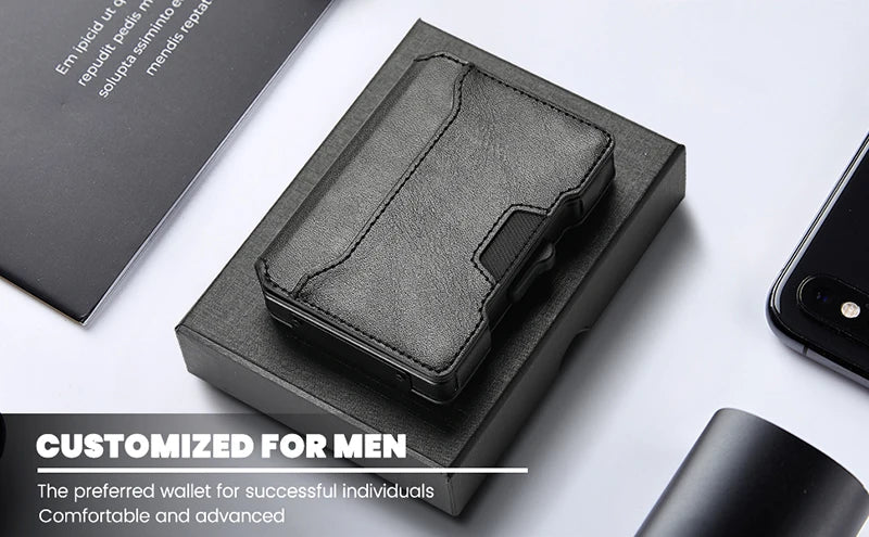 Schwarzes Aluminium-Pop-up-Kartenvorrat für Herren mit Lederfächern auf weißem Untergrund.