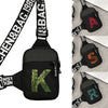 Schwarze Canvas-Tasche mit grünem Initial-K-Design und schwarzem Riemen.