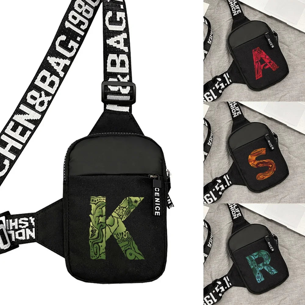 Schwarze Canvas-Tasche mit grünem Initial-K-Design und schwarzem Riemen.