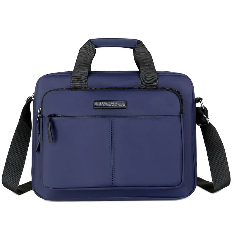 Mochila horizontal de hombro azul marino para hombre con correas negras y cierre de solapa.