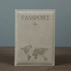 Coque de passeport en cuir PU beige clair avec le mot PASSPORT et une carte du monde gravée à l'avant.
